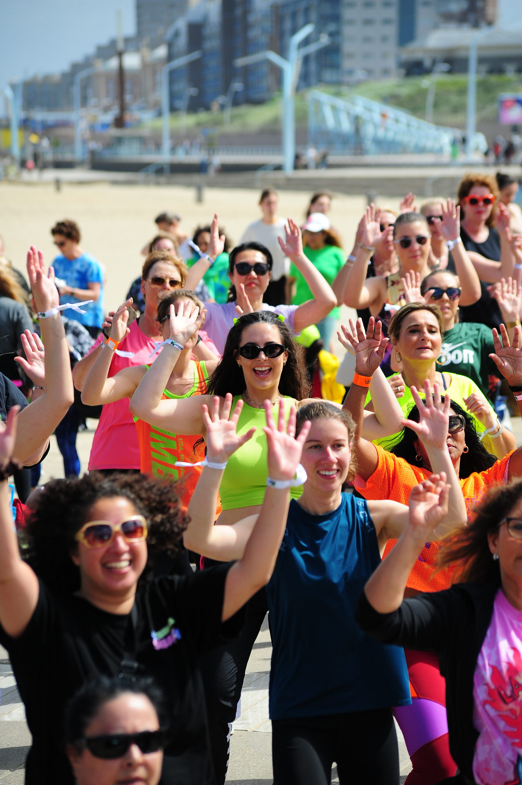 Zumba dansende mensen op het strand